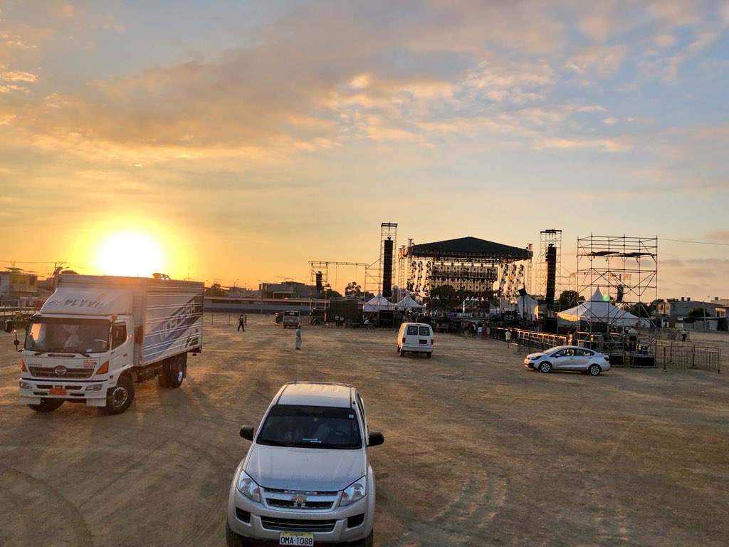 Un numeroso grupo de técnicos realizan las pruebas de sonido previo al concierto gratuito que ofrecerá mañana el artista internacional <a href="/daddy_yankee/">Daddy Yankee 😀 (DY)</a>. #FiestasMachala2018