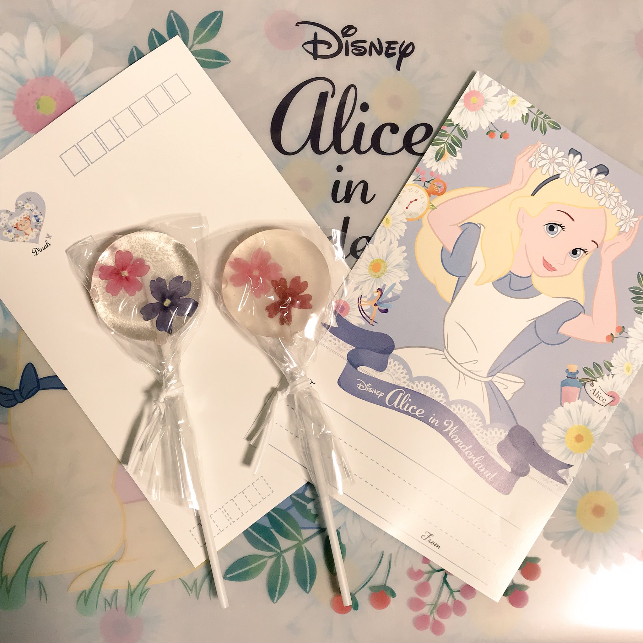 チェルシー ガーデンファンタジーシリーズ 飴とポスカのセット こちらは中の花は赤とピンク 花の色が違うというだけで2セット買ってしまったけど 多分飴の味は同じだろうな アリス ふしぎの国のアリス 不思議の国のアリス ディズニーストア チェルシー ガーデンファンタジーシリーズ 飴とポスカのセット こちらは中の花は赤とピンク 花の色が違うというだけで2セット買ってしまったけど 多分飴の味は同じだろうな アリス ふしぎの国のアリス 不思議の国のアリス ディズニーストア