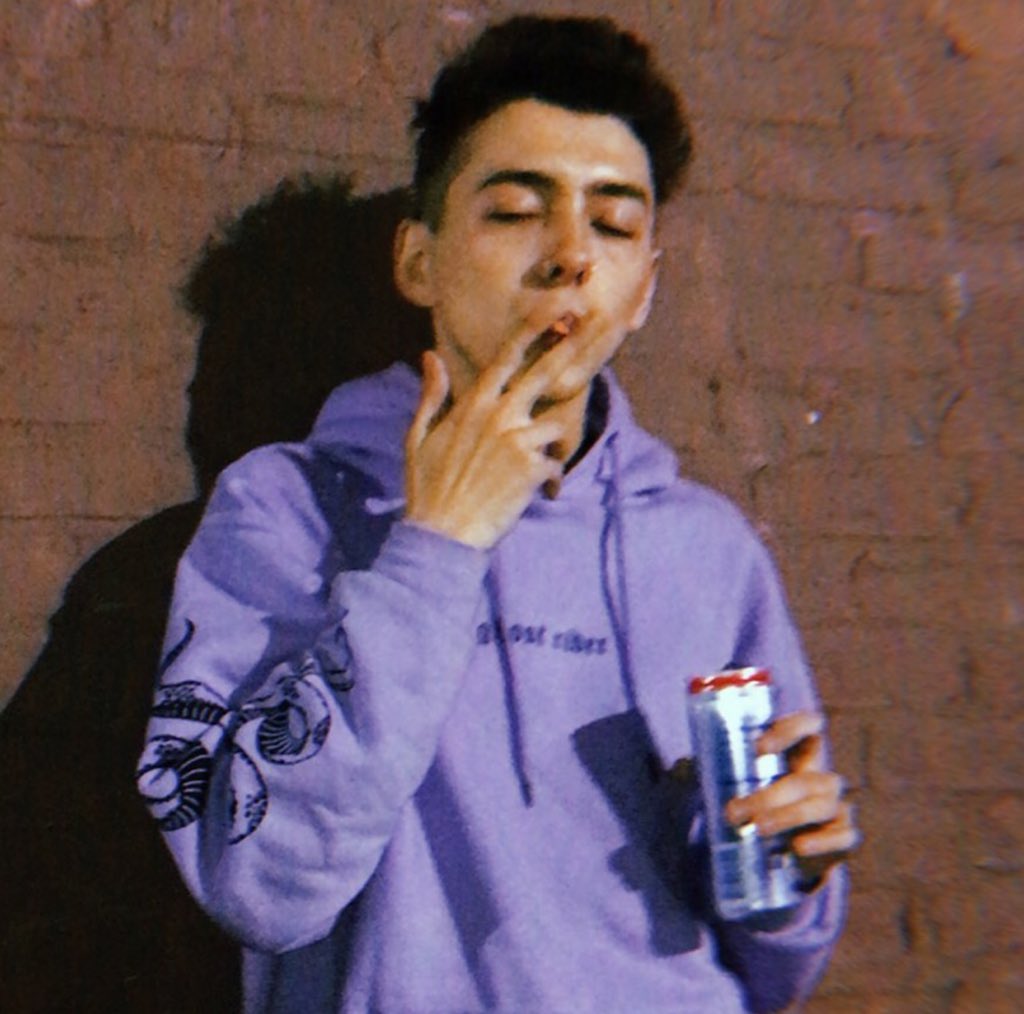 “How tired do I look on a scale from one to ten? The answer is ten.”

    -Just your 20 year old pan boy living in Chicago.
           -I don’t talk much, so don’t get offended.
                 -Just tryna find my place in this world.

Open mentions and DMs! I don’t bite..
#RP