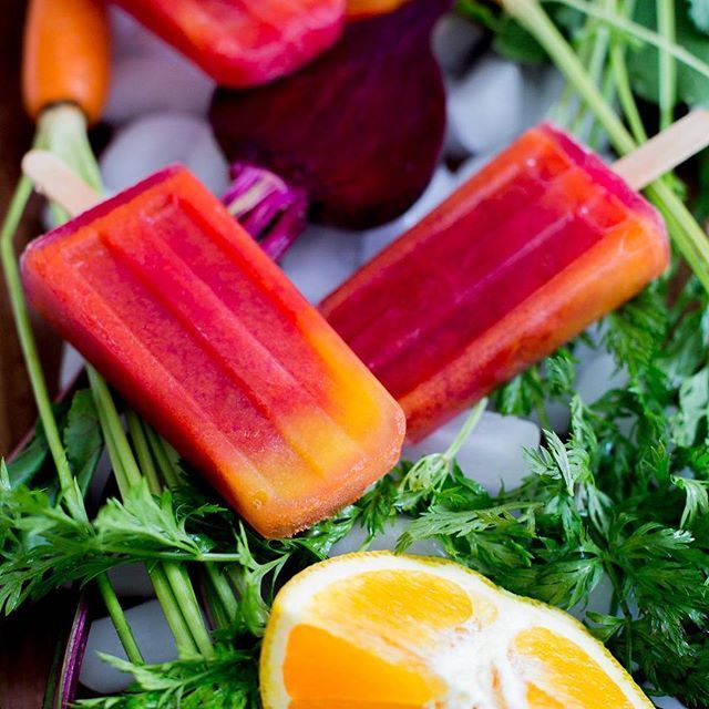 Enmicocinahoy's tweet photo. Verano en #houston Hoy estoy participando en #paletaweek Gracias @lolascocina Por la invitación PALETAS VAMPIRO: BETARRAGA, ZANAHORIA Y NARANJA

para 12 paletas
Ingredientes:

1 taza de jugo de naranja
1 taza de jugo de zanahoria o 3 zanahorias
1 taza de… https://t.co/Y6svvyjHXu https://t.co/QT7Y9n23HI