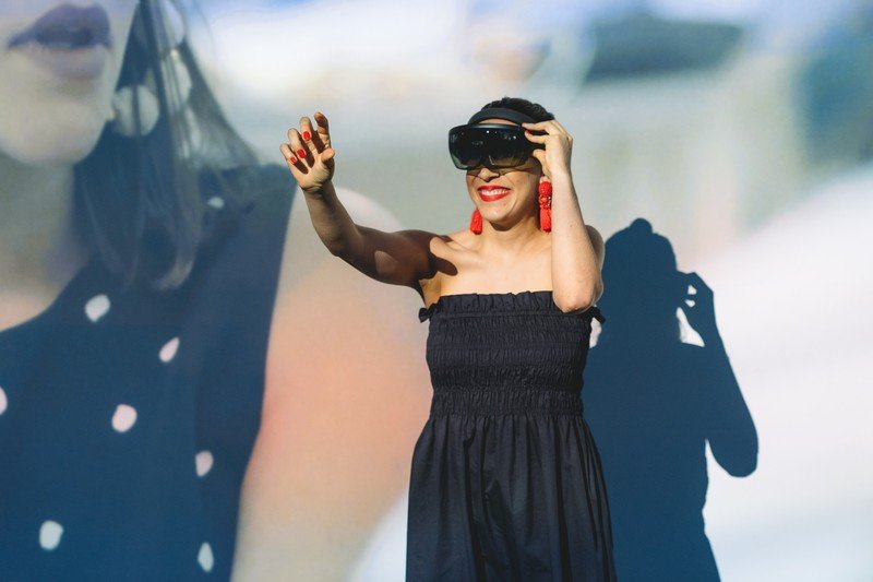 2049VR's tweet image. How Microsoft is shaking up fashion with Mixed Reality, AI, and IoT buff.ly/2Mdvlwz #VirtualReality #AugmentedReality #MixedReality #VR #AR #XR #ICO #ICOs