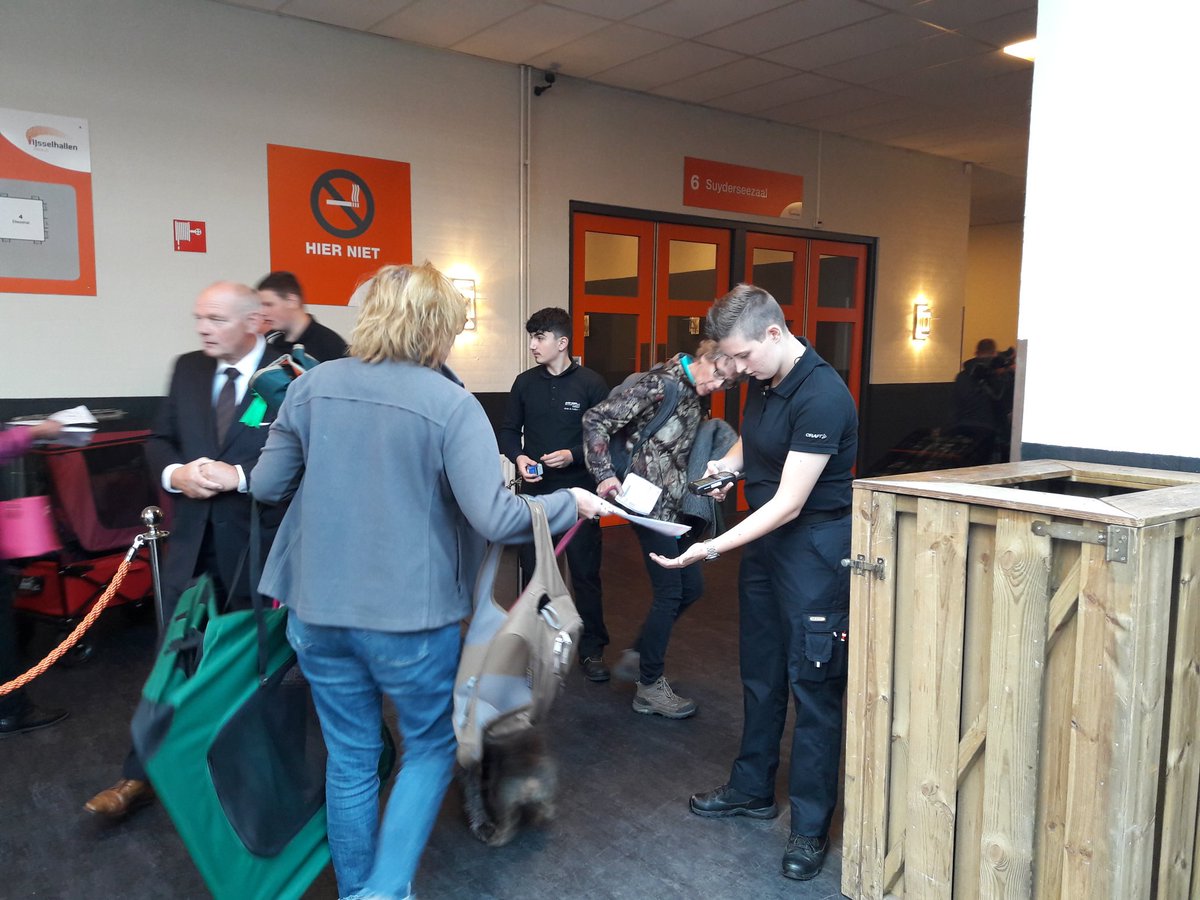 afluit2's tweet photo. Studenten beveiliging Deltion College zijn vandaag en morgen uw gastheer/vrouw bij de IJsselshow. #deltion #ijsselshow #hondenshow #beveiliging https://t.co/WOZn7ROse7