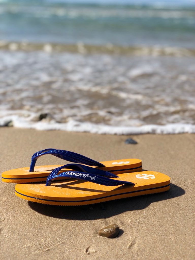 minimadclaire's tweet photo. .@GandysLondon Testing out the amazing McLaren Halo edition thongs, (flip flops). Perfect for Australian beach conditions. ๐๐ป๐#DontJustExist #Gandys #McLaren #McLarenHalo #EatSleepBeachRepeat #GoldCoast https://t.co/iNkPotWoYp