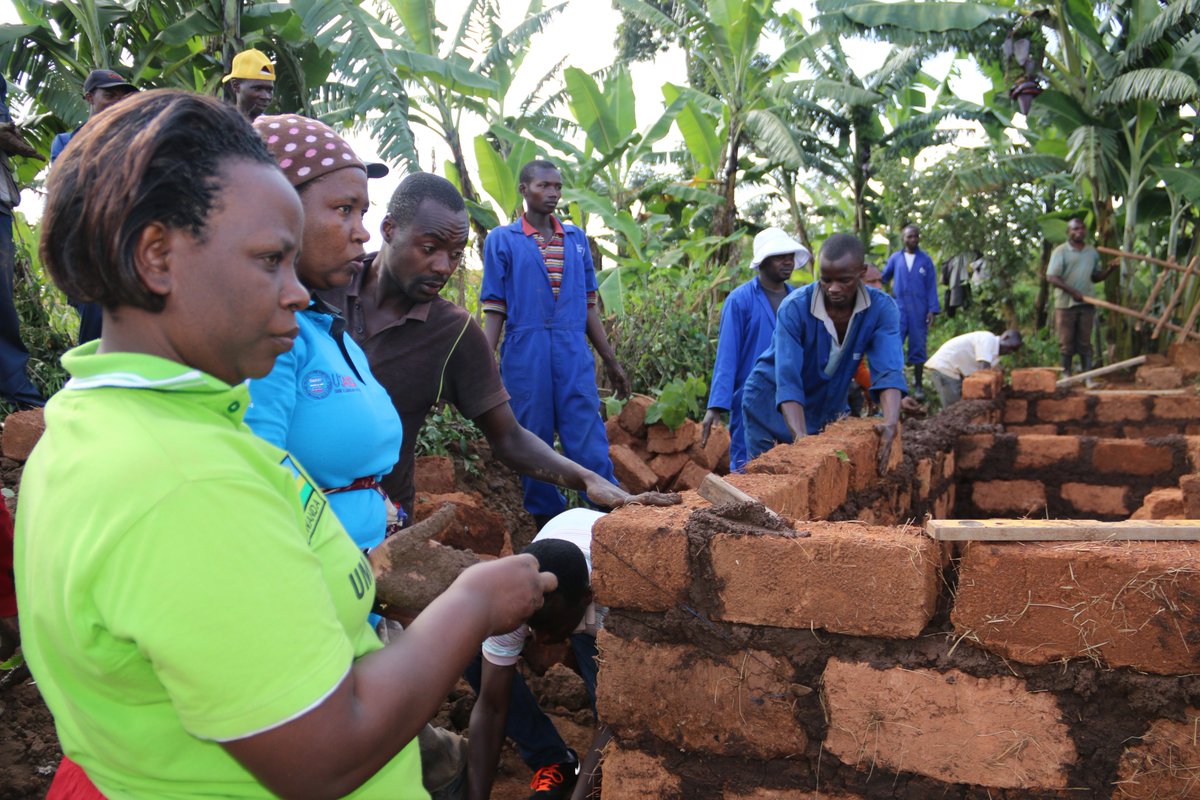 RwandaYouthArts's tweet photo. Ibikorwa by'umuganda udasanzwe w'urubyiruko birakomeje mu gihugu hose,mu karere ka Rurilindo hari gusiburwa imihanda no kubakira abaturage 2 basenyewe n'ibiza mu kagali ka #Bugaragara umurenge wa #SHYORONGI ni igikorwa cyitabiriwe n'urubyiruko rwisnhi n'ubuyobozi @RwandaNorth https://t.co/jDOjOg4rl2