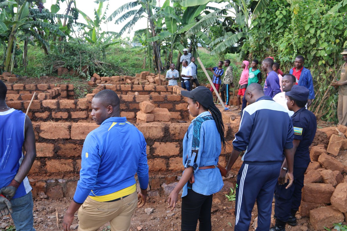 RwandaYouthArts's tweet photo. Ibikorwa by'umuganda udasanzwe w'urubyiruko birakomeje mu gihugu hose,mu karere ka Rurilindo hari gusiburwa imihanda no kubakira abaturage 2 basenyewe n'ibiza mu kagali ka #Bugaragara umurenge wa #SHYORONGI ni igikorwa cyitabiriwe n'urubyiruko rwisnhi n'ubuyobozi @RwandaNorth https://t.co/jDOjOg4rl2