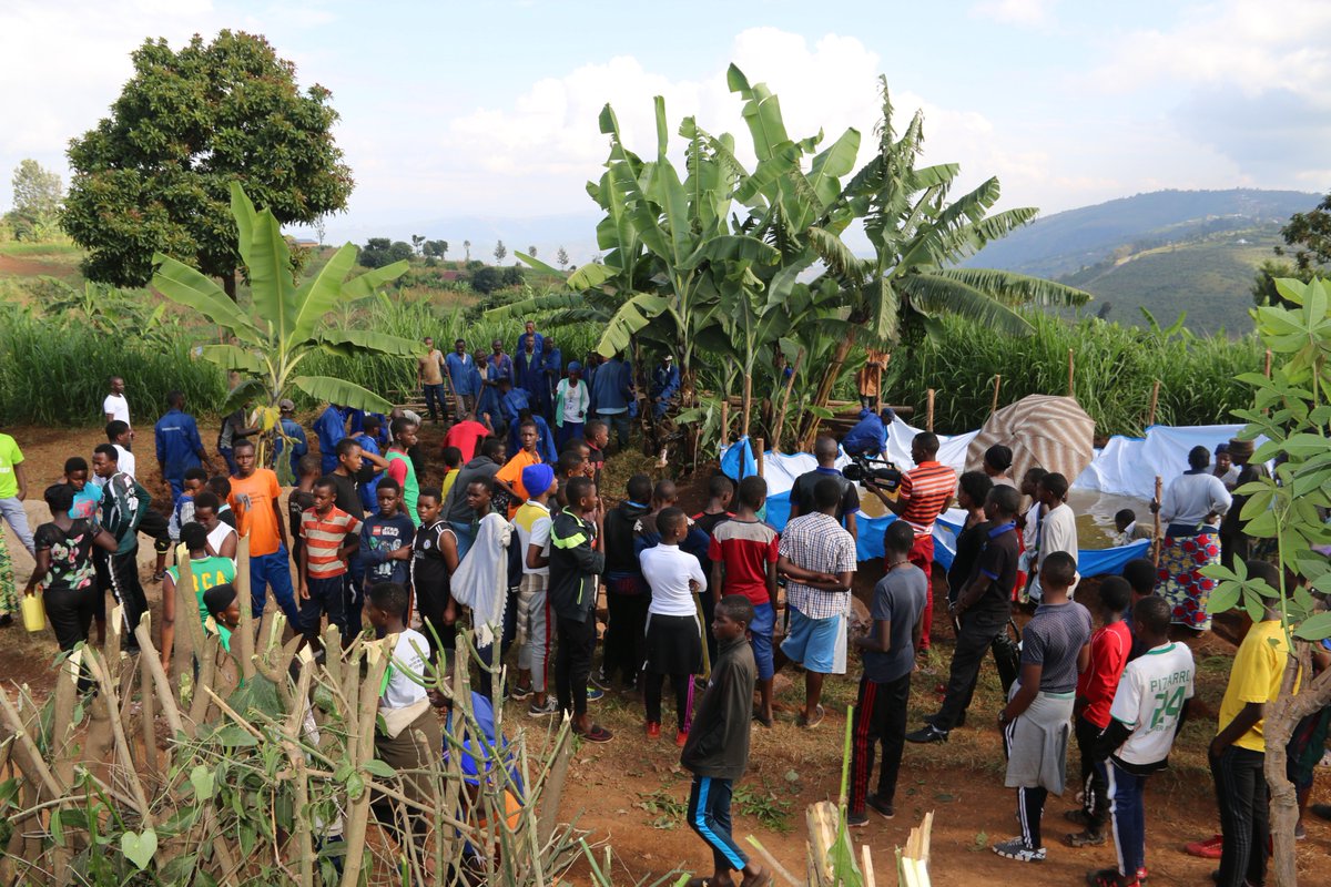 RwandaYouthArts's tweet photo. Ibikorwa by'umuganda udasanzwe w'urubyiruko birakomeje mu gihugu hose,mu karere ka Rurilindo hari gusiburwa imihanda no kubakira abaturage 2 basenyewe n'ibiza mu kagali ka #Bugaragara umurenge wa #SHYORONGI ni igikorwa cyitabiriwe n'urubyiruko rwisnhi n'ubuyobozi @RwandaNorth https://t.co/jDOjOg4rl2