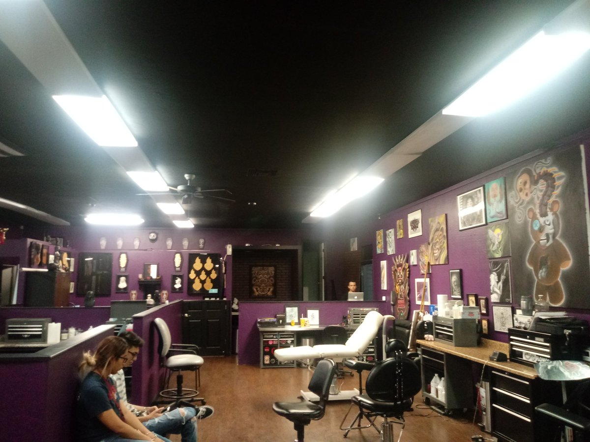 DaniShay5318's tweet photo. Inside the #KNUCLEHEAD tattoo show in @Phoenix. About to get my estimate on my @FFDP chest tattoo!
@DaelaRage @FfdpNorwegian @5FDPChrisKael @ZoltanBathory https://t.co/RFaVbiv5sm