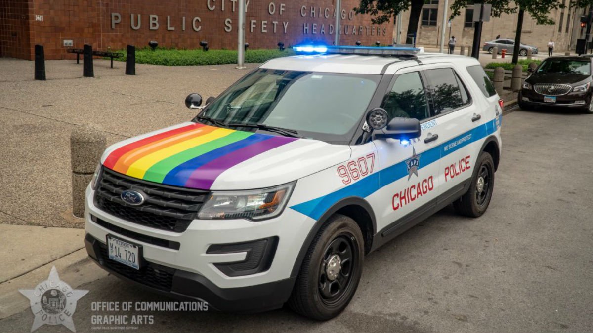 nbcchicago's tweet image. .@Chicago_Police get in #Pride spirit with rainbow decal on cruiser nbcchi.com/CWSw3JV