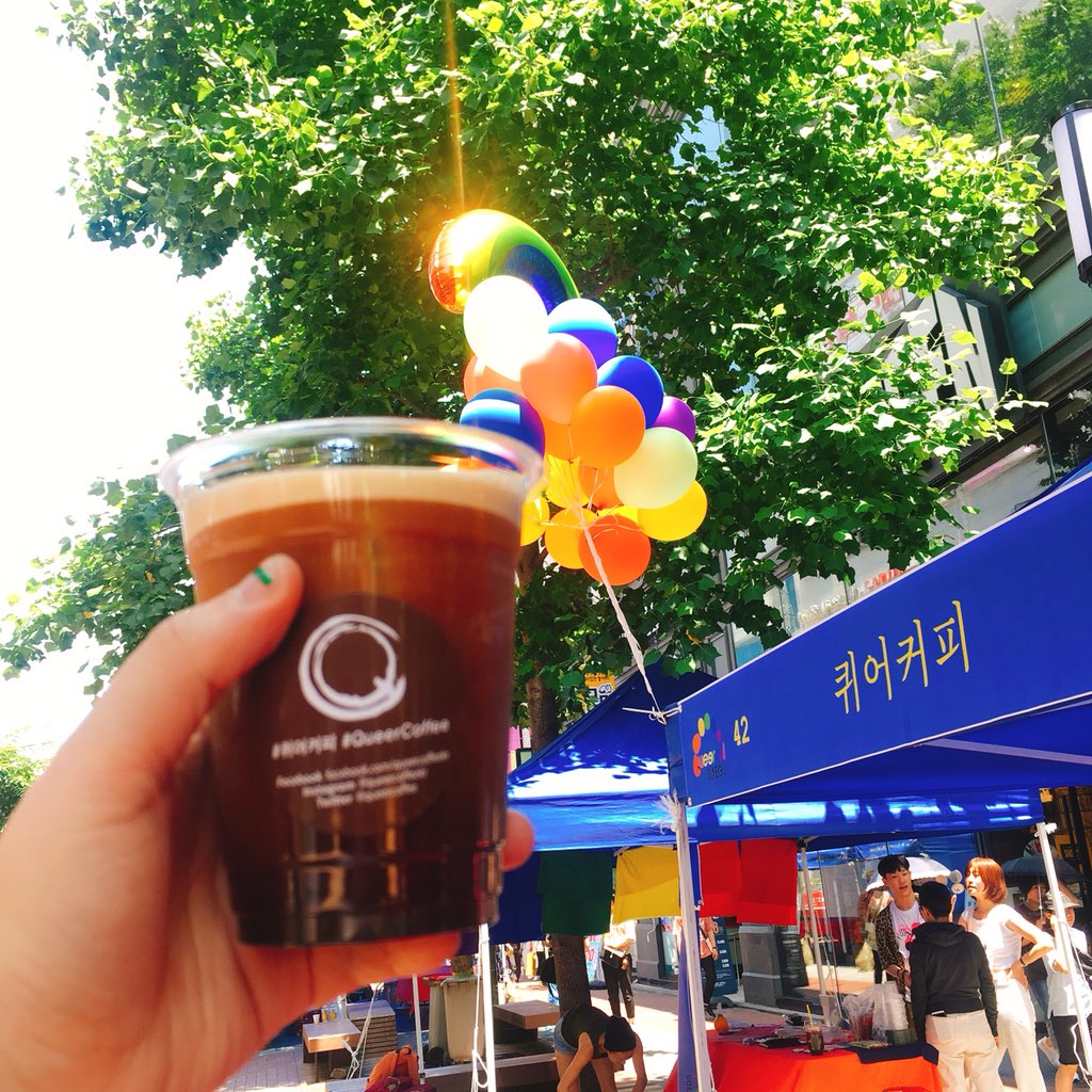 QueerCoffee's tweet photo. ์ง๊ธ #๋๊ตฌํด์ด๋ฌธํ์ถ์
#ํด์ด์ปคํผ ๋ถ์ค์์๋
์ ๋ฌธ ๋ฐ๋ฆฌ์คํ ์๊ฒฉ์ฆ์ ๊ฐ์ง ํด์ด ๋ฐ๋ฆฌ์คํ๊ฐ ์ฃผ๋ฌธ ์งํ #๋ํธ๋ก์ปคํผ ๋ฅผ ๋ฝ์๋๋ฆฝ๋๋ค!
#ํด์ด์ปคํผ๋๋ฆฝ๋ฐฑ์ธํธ #queer #queerpride #queerlife #queercoffee #dailyqueerlife #queerculturefestival https://t.co/H3jBch69MF
