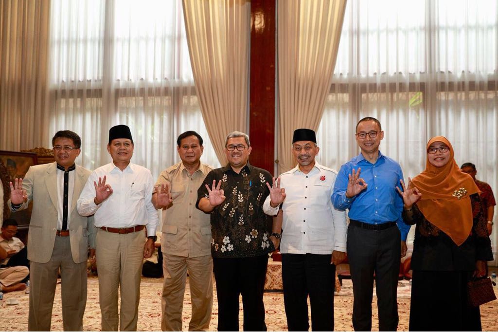 pksjabar's tweet photo. 5.Pertama, hanya Sudrajat-Syaikhu yang tidak mengejar jabatan #2018AsyikMenang #2019GantiPresiden https://t.co/5nzW2dbLcW