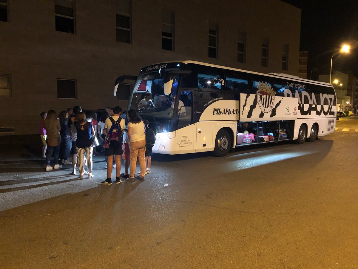 EXT_UD's tweet photo. El primero de los autocares partió hace 2 horas con rumbo a Cartagena.
Si, es el autobús del @CDBadajoz 
¡no podían faltar nuestros hermanos! https://t.co/SDxZ8pweBI