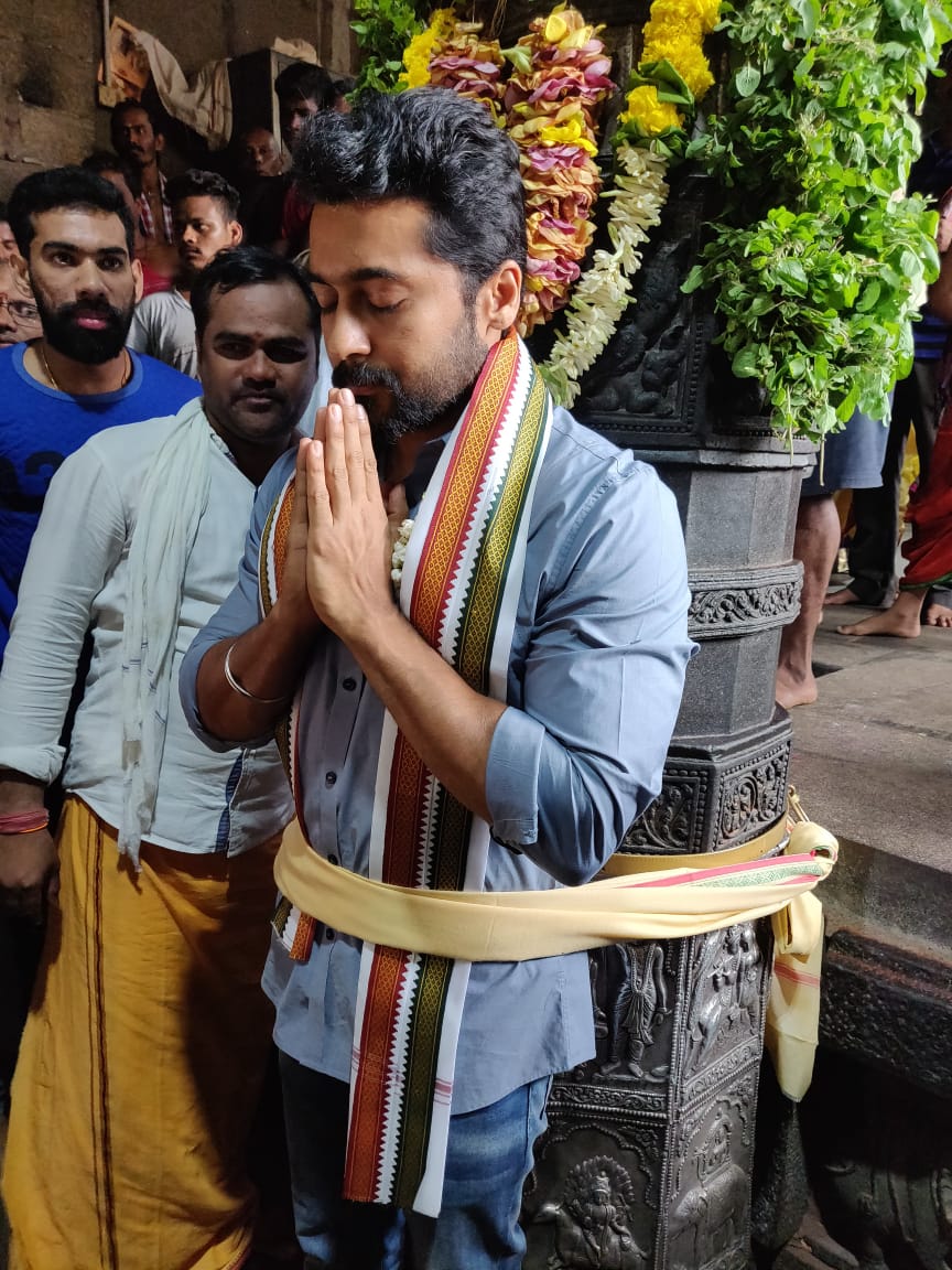 Rajazecar_Sfc's tweet photo. Look who's here ♥️
 @Suriya_offl  &amp; @karthi_offl reach Vizag and take the blessings of Simhachalam Appanna to start the day.
#ChinnaBabu
@rajsekarpandian @2D_ENTPVTLTD #KadaikuttySingam 

https://t.co/SXQ2vf3tWB