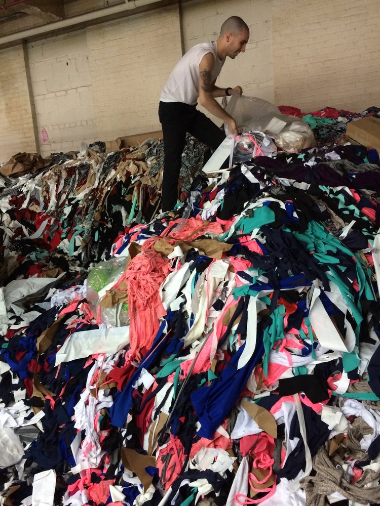 Переработка ткани. Переработка старой одежды. Текстиль отходы. Текстильные отходы. Переработка текстильных отходов.