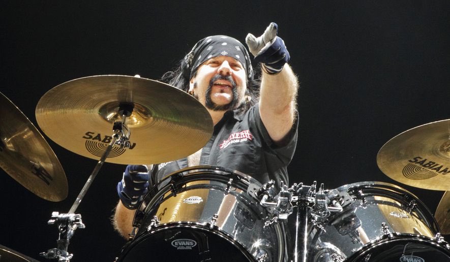 Telcomweb's tweet image. 😭😭😭😭😭 A los 54 años de edad muere Vinnie Paul, fundador y baterista de #Pantera #Telcomweb 😭😭😭😭😭