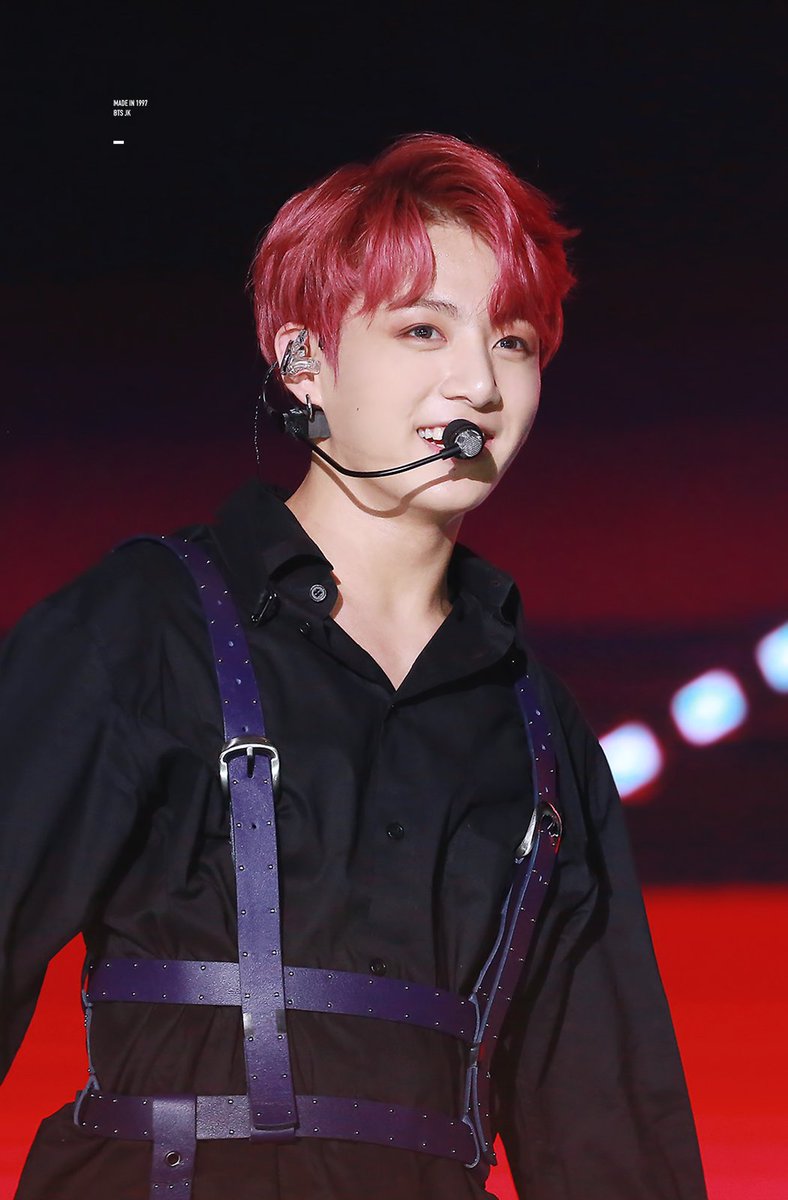 madein1997_jk's tweet photo. that pink baby on stage is ....... 
#정국 #방탄소년단 @BTS_twt https://t.co/0Yvq4BMMn2