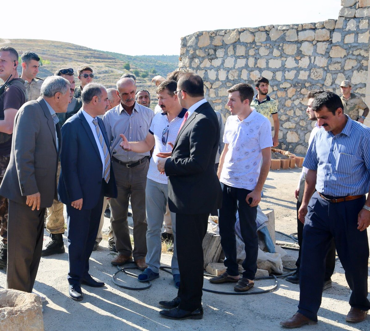 Şırnak Valisi Sayın Mehmet Aktaş İdil’e bağlı Kaşıkçı köyünde bulunan kanaat önderi Osman İşler ve Vatandaşlarla buluştu.Anadolu insanının her zaman aklı selim ile hareket ettiğini,istisnasız her şartta Devletinin ve Milletinin yanında olduğuna dikkat çekti.