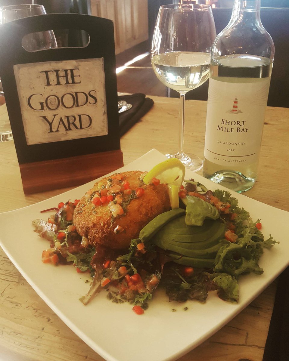 thegoodsyard's tweet photo. The sun is shining and it's set to be a beautiful weekend 🌞🌞 so why not treat yourself and go out for food this weekend, sit in the sun with a nice glass of #wine and give our #Fishcake #Salad a try 😄 A lovely summery meal to have on a summery day 😁😁 #GoodsYard #broadstone https://t.co/hWW0BHNUtF