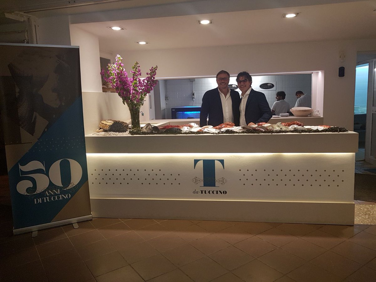 selecta_spa's tweet photo. 50 anni e non sentirli 🎉
Il #RistoranteDaTuccino scrive un altro capitolo della sua prestigiosa storia. Siamo orgogliosi di aver celebrato insieme Jean Jacques #Cadoret l’eccellenza di questo luogo esclusivo. #primiziediSelecta #huitres #ostriche https://t.co/MipW4C2ZZp