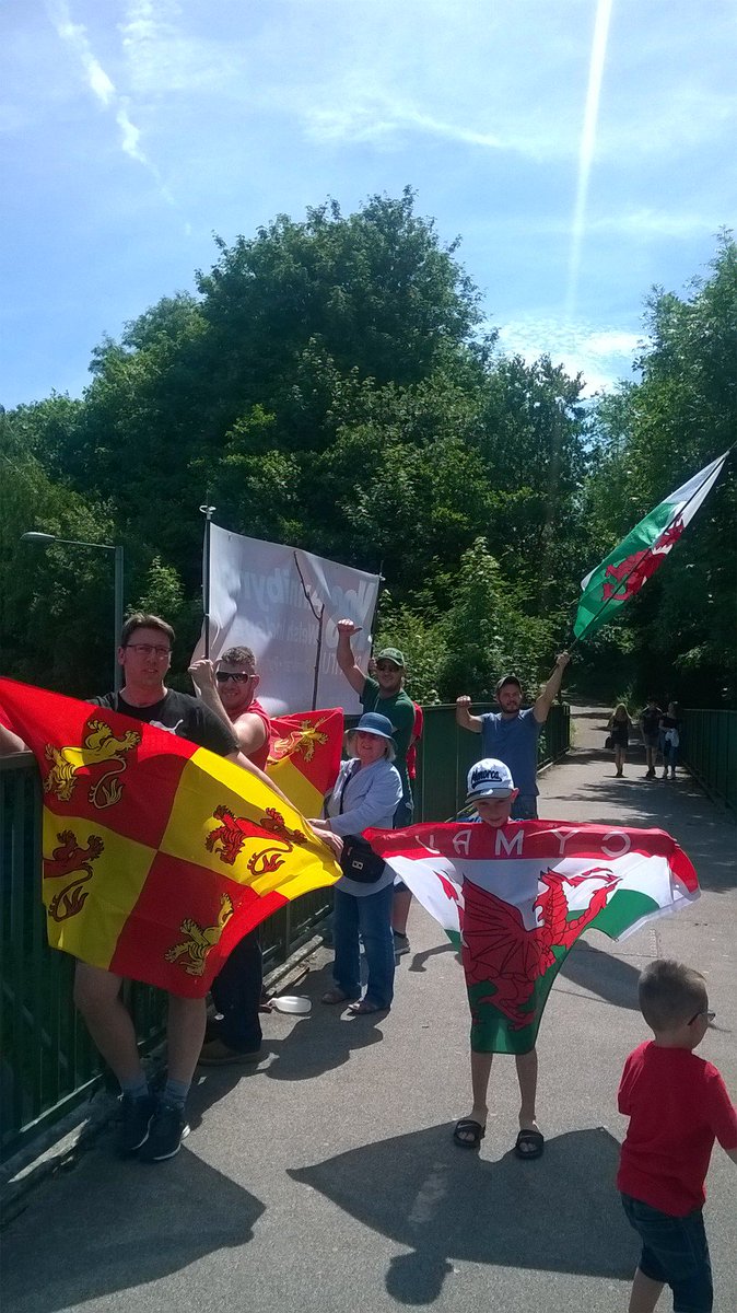 Even more support today from drivers tooting their horns in Pontypwl supporting YesCymru and our independence. #bannersonbridges #indywales