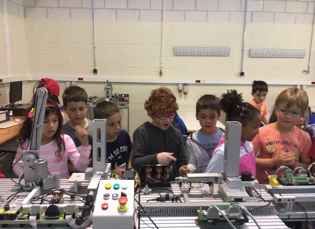 Estos son los piratas de <a href="/cfuentedelrey/">CEIP Fuente del Rey</a>  que visitaron <a href="/cifppicofrentes/">CIFP Pico Frentes</a> y encontraron el tesoro, aprendieron las profesiones Técnico electricista, Ebanista, Mecánico de Automoción y de maquinaria. #SoyDeFp #LaFpImporta #SoriaFp #IIIJornadasInfantiles #EdPública