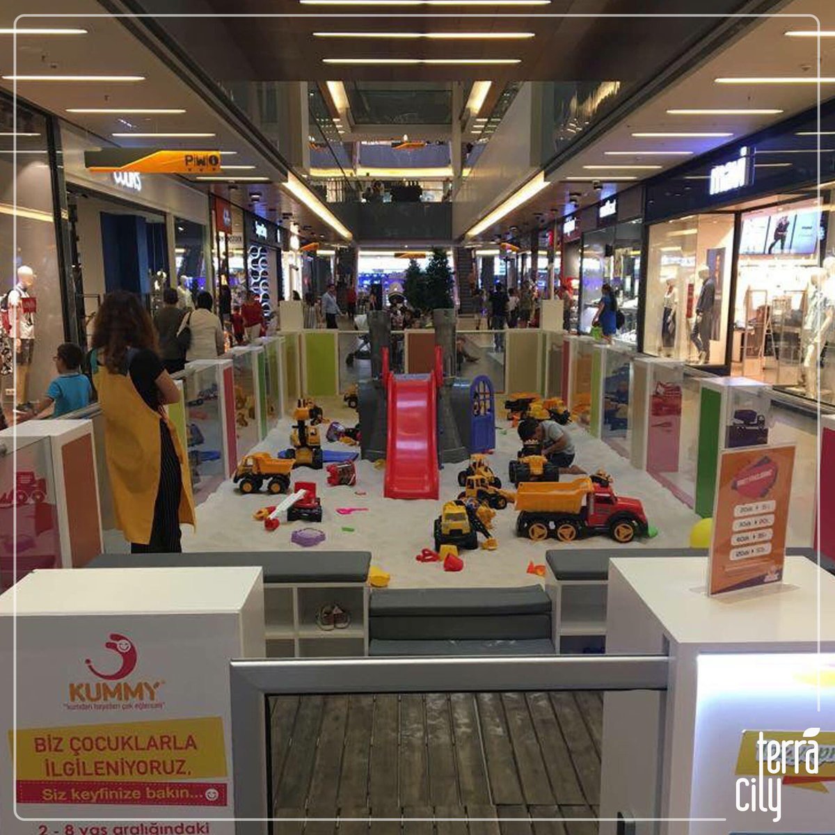 terracityavm's tweet photo. Çocuklar -1. Katta Kummy kum havuzunda eğitmenler eşliğinde keyifli vakit geçiriyor. 😇
📌 Ücretlidir.
#TerraCity #Antalya #Kummy #Eğlence https://t.co/oJnNe9anEp