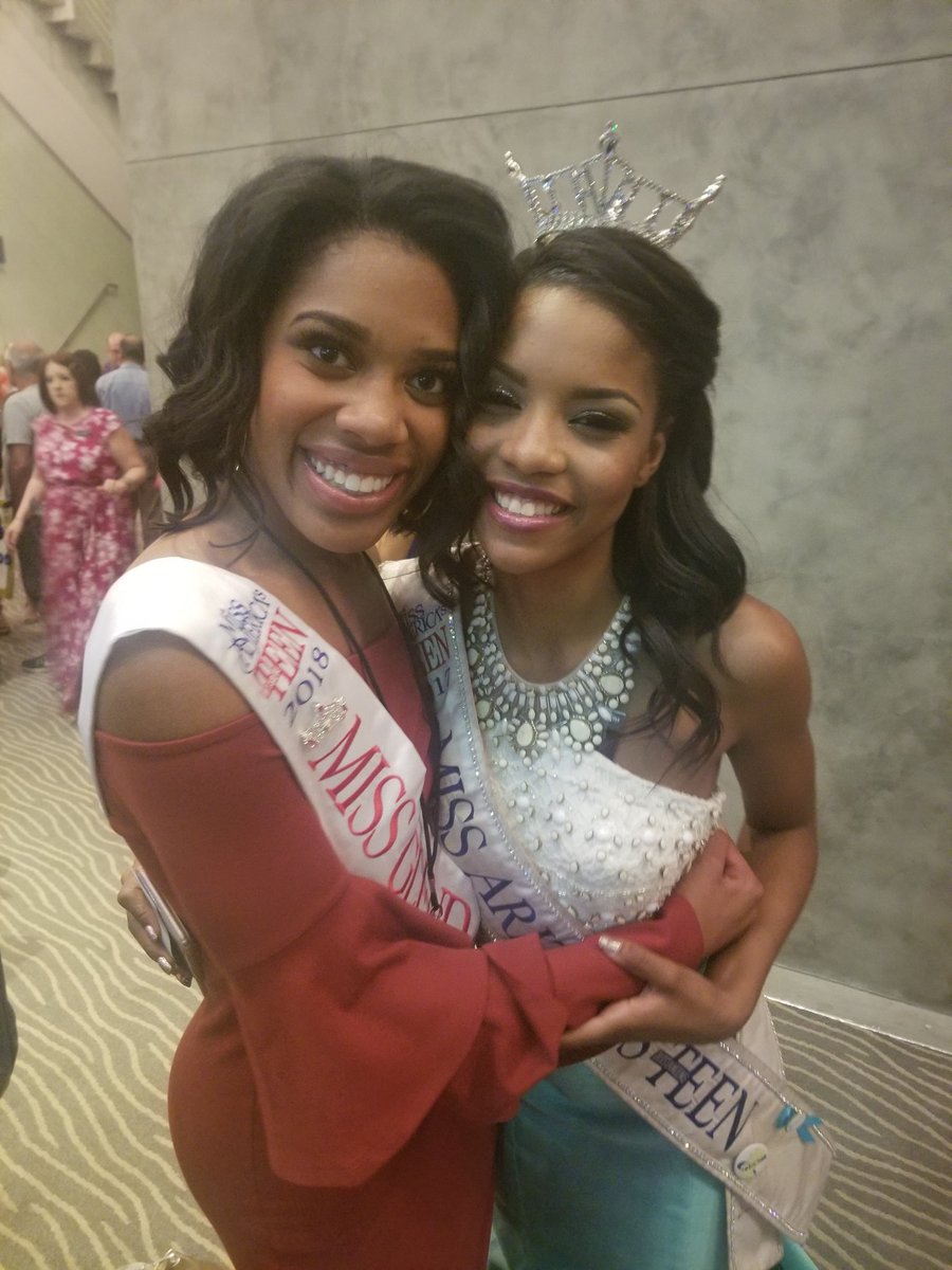 MissGlendaleOT's tweet photo. Tonight was amAZing! Everyone is rocking the stage, having fun and this is really what the @missazorg is all about! I can't wait for finals night!
#GirlsDreamBelieveandAchieve #MissAZ2018 #MAOTeenAZ #LIMITLESS #WhoWillSheBe #MissGlendaleOT #TeamNPG #MAOTeen #LetsGoClo #TeamChloé https://t.co/sTPZNBn1by