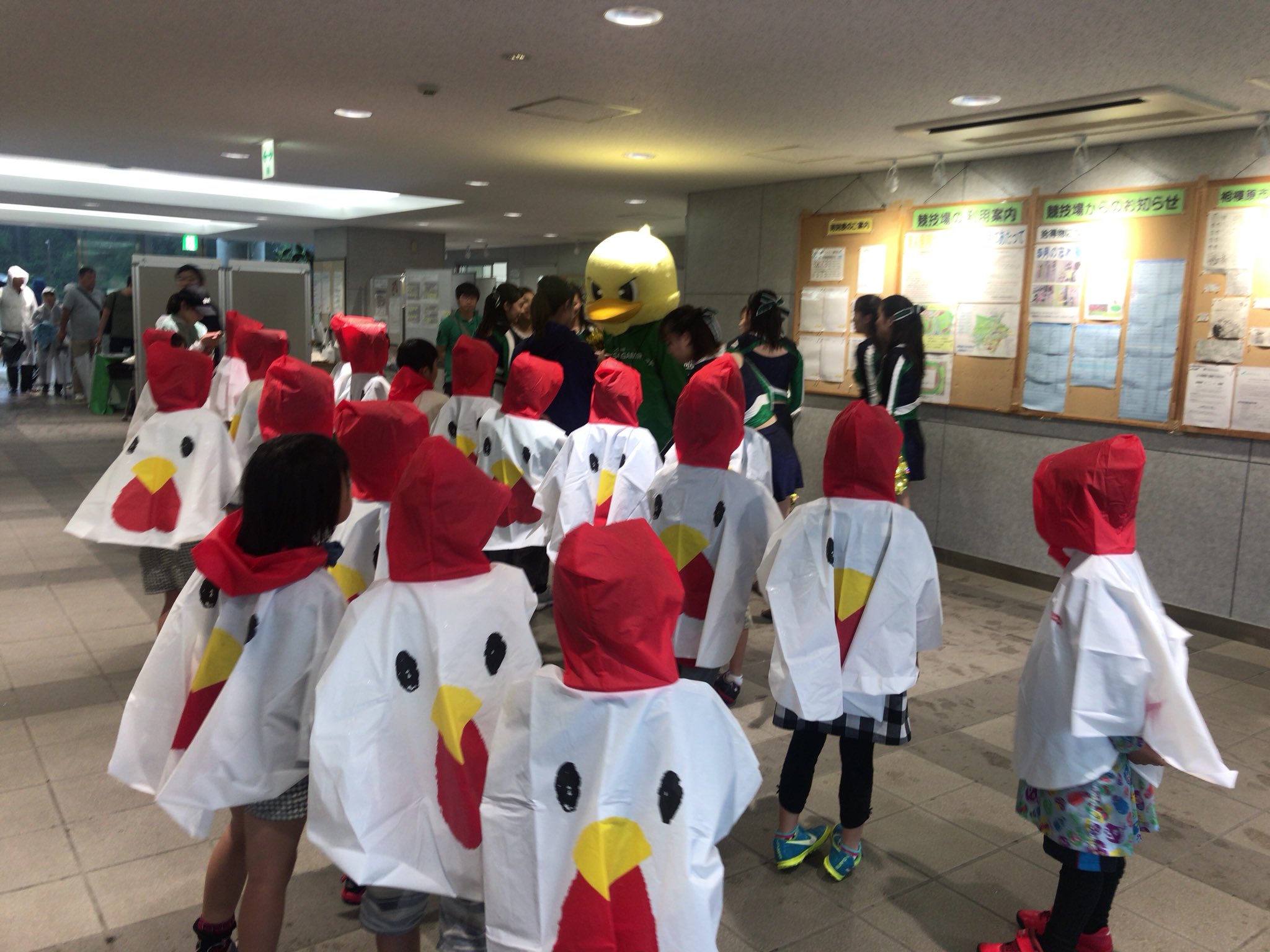 これは欲しい 雨の日にローソンでもらえる からあげくんポンチョ がコレだ 話題の画像プラス