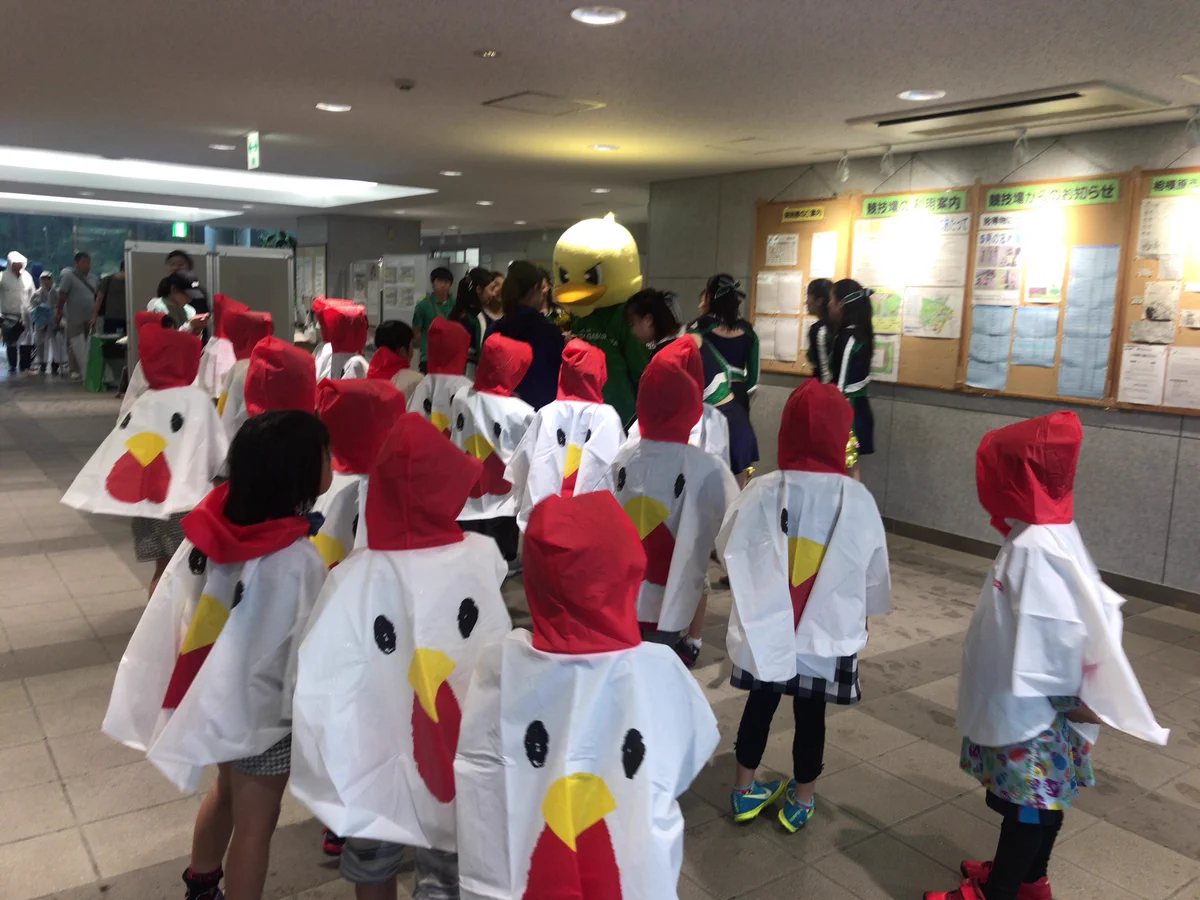 これは欲しい！！　雨の日にローソンでもらえる「からあげくんポンチョ」がコレだ！！