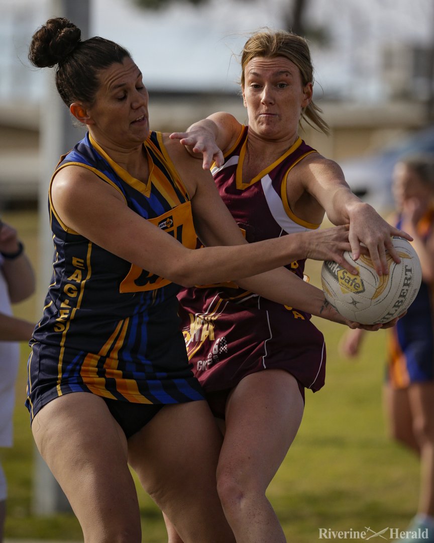 riv_snappers's tweet photo. Pics from @MurrayNetball &amp; @MurrayFL clash of the birds as @EchucaUnitedFNC take on @BaroogaFNC 📸 Luke Hemer.

@RivSport @RiverineHerald @AFL_GM https://t.co/7WrMXdeHIi