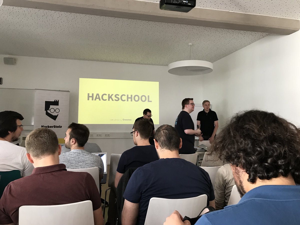 tsjdevapps's tweet photo. Jetzt geht es los und @ManuelRauber begrüßt die Teilnehmer, bevor @steffenjahr und @christianliebel dann mit der Einführung in #PWA beginnen. https://t.co/QWtcRd45a7