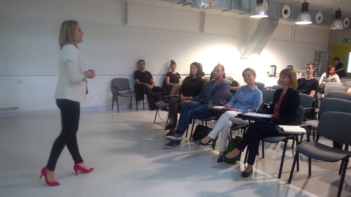 UXD_SWPS's tweet photo. Obrony #UXDWroclaw czas start! #graduation https://t.co/dSVRpih2vS