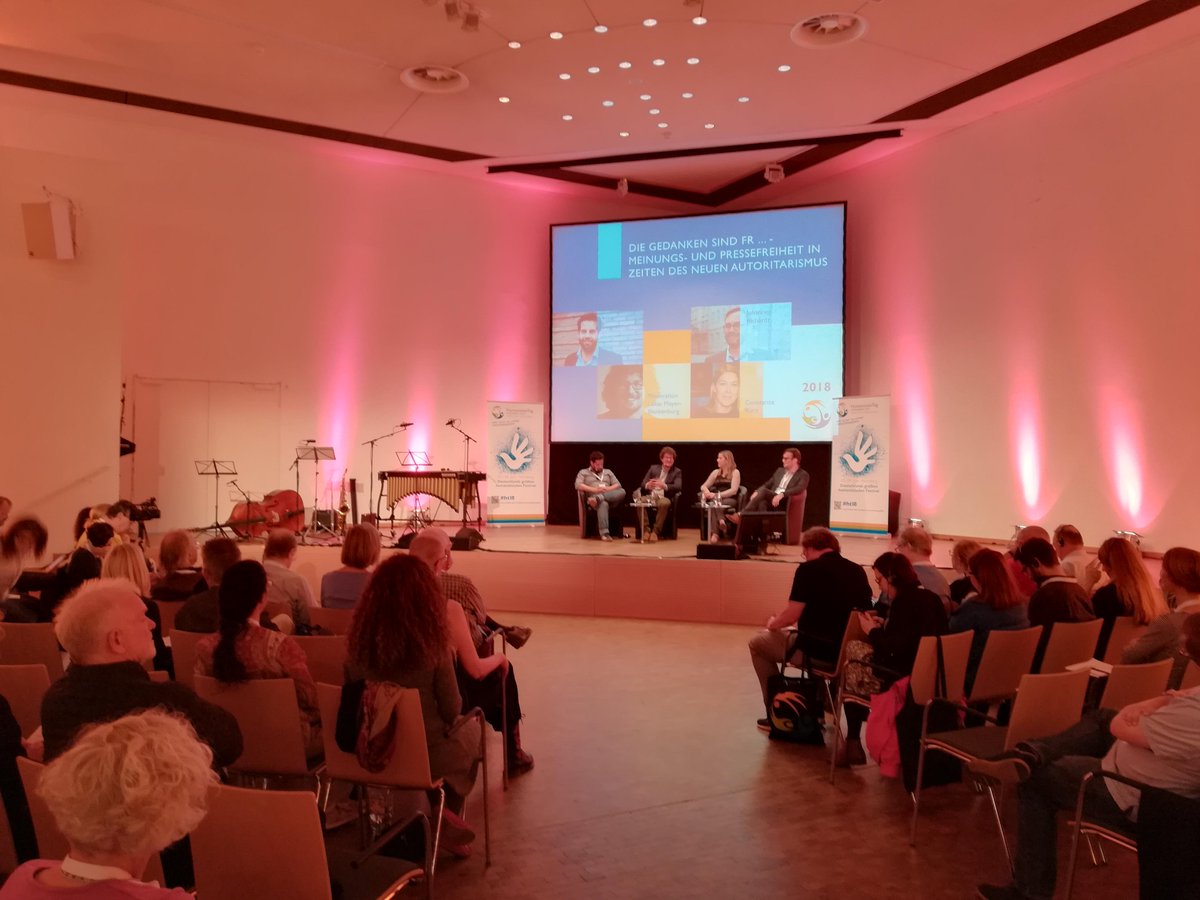 humanistischnet's tweet photo. Der #Aufsesssaal des @GNM_Nuernberg hat sich gefüllt, die erste Podiumsdiskussion hier hat begonnen.
Thema jetzt: Meinungs- und #Pressefreiheit in Zeiten des neuen Autoritarismus.
https://t.co/q4s1117gEv #ht18
#HumanistenTag https://t.co/tMI6RbNm2T