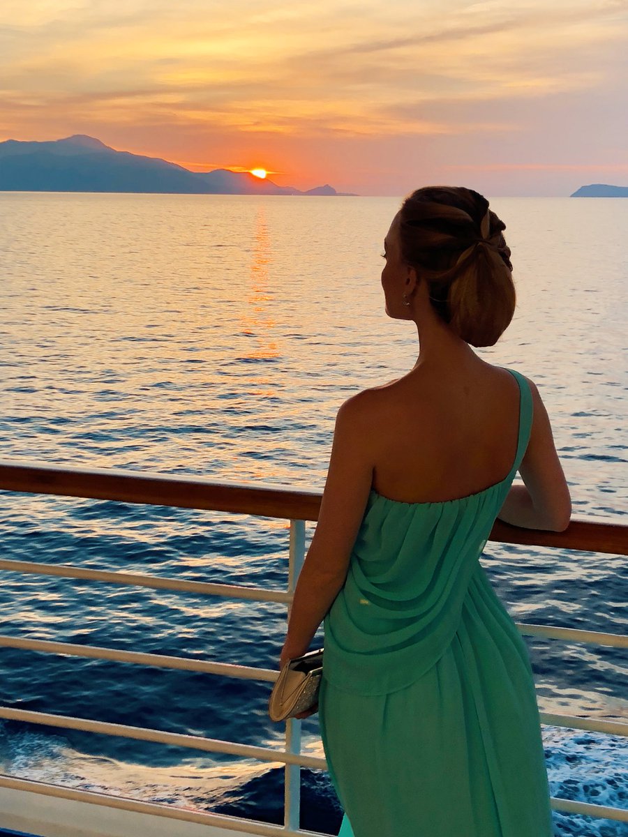 Throughly enjoying this gorgeous Italian sunset in Naples on our way to Barcelona for our next concert ✨