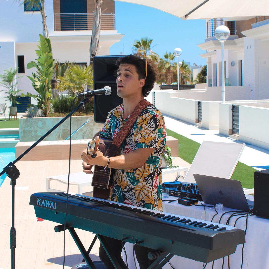 Aquí estamos Jacob👨🏽‍🎨 con mi colega ‘el piano’, mi prima ‘la guitarra’ y mi hermano ‘el micro’. Qué haría yo sin ellos😍
•

#jacobgea #concert #livemusic #Alicante #dj #producer #acousticguitar #acoustic #fender #singer #songwriter #musician #song