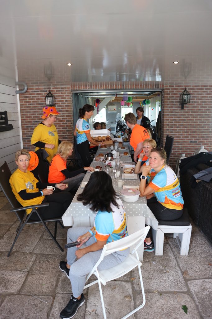 Voor vertrek met <a href="/DoorzwolleRun/">DoorZwolle HomeRun</a> aan een gezamenlijk ontbijt. Aangeboden door #bakkerbart  Goede start voor ons team voor de <a href="/KFHomeRun/">KFHomeRun</a>