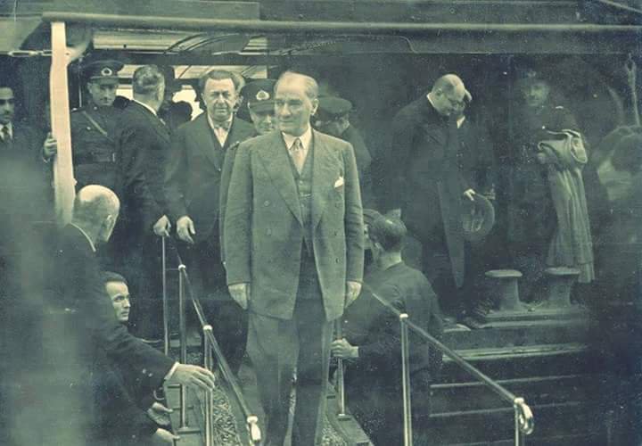 IstanLOOK's tweet photo. Mustafa Kemal Atatürk, Beşiktaş Iskelesi'nde (1936) https://t.co/BHtyo1trMw