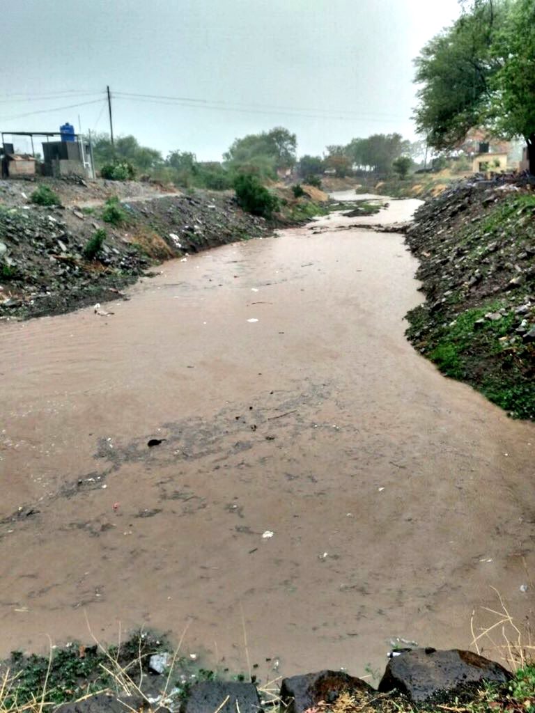 Gurudev's tweet photo. Thanks to the hard work and dedication of @ArtofLiving volunteers, the Sina river in Ahmednagar, Maharashtra is flowing again after 70 years. https://t.co/Z2OR36gEvk