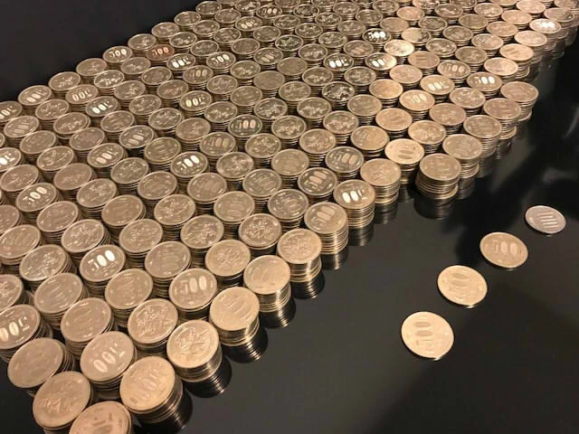 名前通りｗ100万円貯金箱は500円玉で満たすと余裕で100万円を超えるｗｗｗ