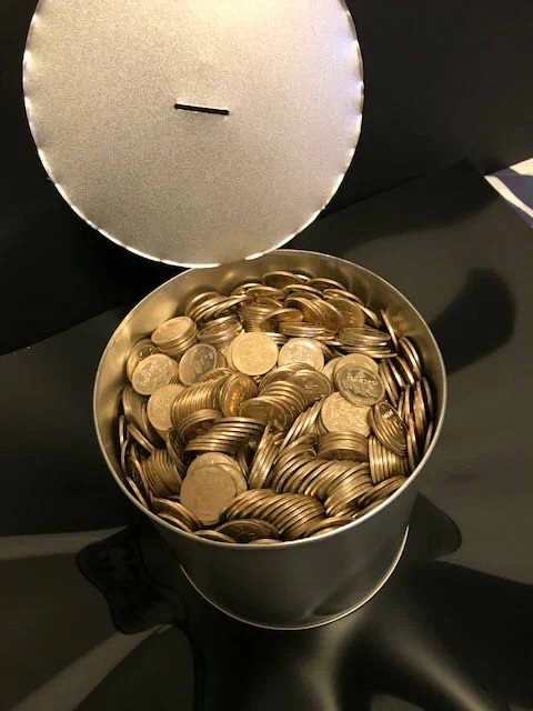名前通りｗ100万円貯金箱は500円玉で満たすと余裕で100万円を超えるｗｗｗ
