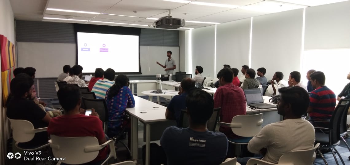 kuppurasu360's tweet photo. Last session for the day on What's new in #Xamarin.Forms 3.0 by @Anbu_Mani27 at #LocalBuild #Microsoft #Build #mvpbuzz #IndiaMVP #XMonkeys360 https://t.co/Y6Kl41N8bU