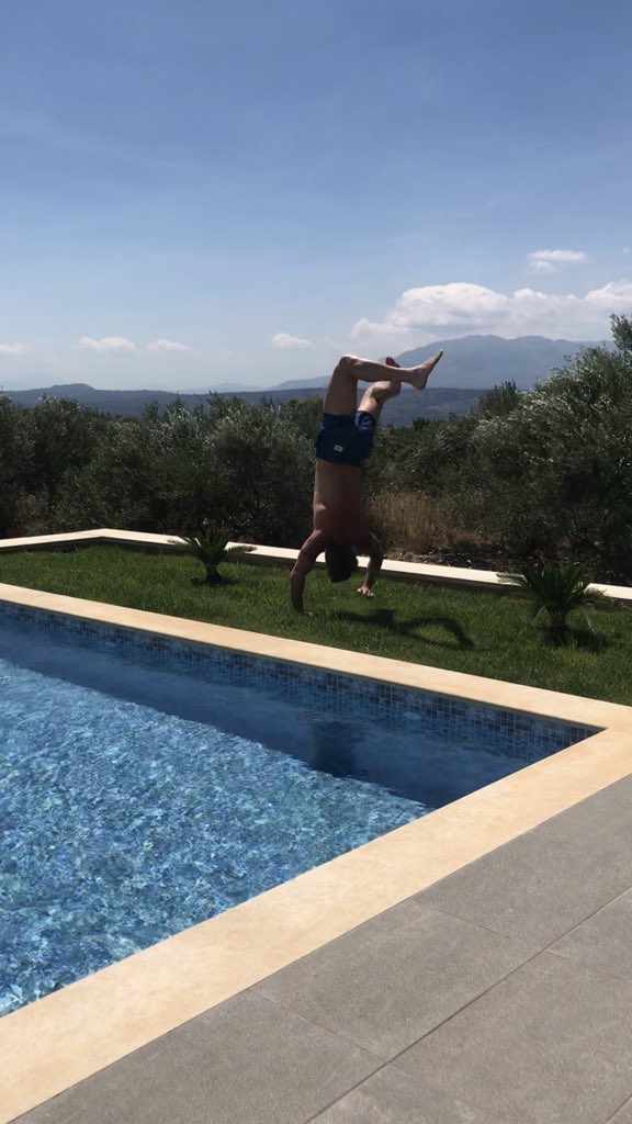 lloydyefc10's tweet photo. Thought I’d try walking on my hands. Lots of this happened #Fail #WalkBeforeRun #NoWalking #OverConfident https://t.co/HMMgo1SGNs