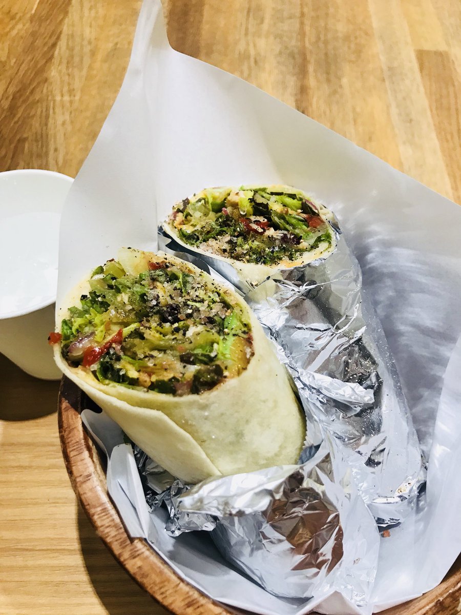 通称ジョンソン No Twitter 今日の夕飯はメキシカンタコ いつものサラダにトルティーヤを巻いてブリトーという食べ方もバリエーションにある これでも最近はかなりお腹いっぱい 腹九分目くらいかな 関係ないけどアルミホイルの光が包み紙に反射してとても綺麗 通称ジョンソン No Twitter 今日の夕飯はメキシカンタコ いつものサラダにトルティーヤを巻いてブリトーという食べ方もバリエーションにある これでも最近はかなりお腹いっぱい 腹九分目くらいかな 関係ないけどアルミホイルの光が包み紙に反射してとても綺麗