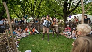 ImagineWatford's tweet image. Catch the squawking adventure Flit, Flap &amp;amp; Fly by @FineChisel  and @OckhamsRazorUK breathtaking show #BellyoftheWhale at #ImagineWatford festival next weekend! #TheCountdownIsOn #6DaysToGo imaginewatford.co.uk