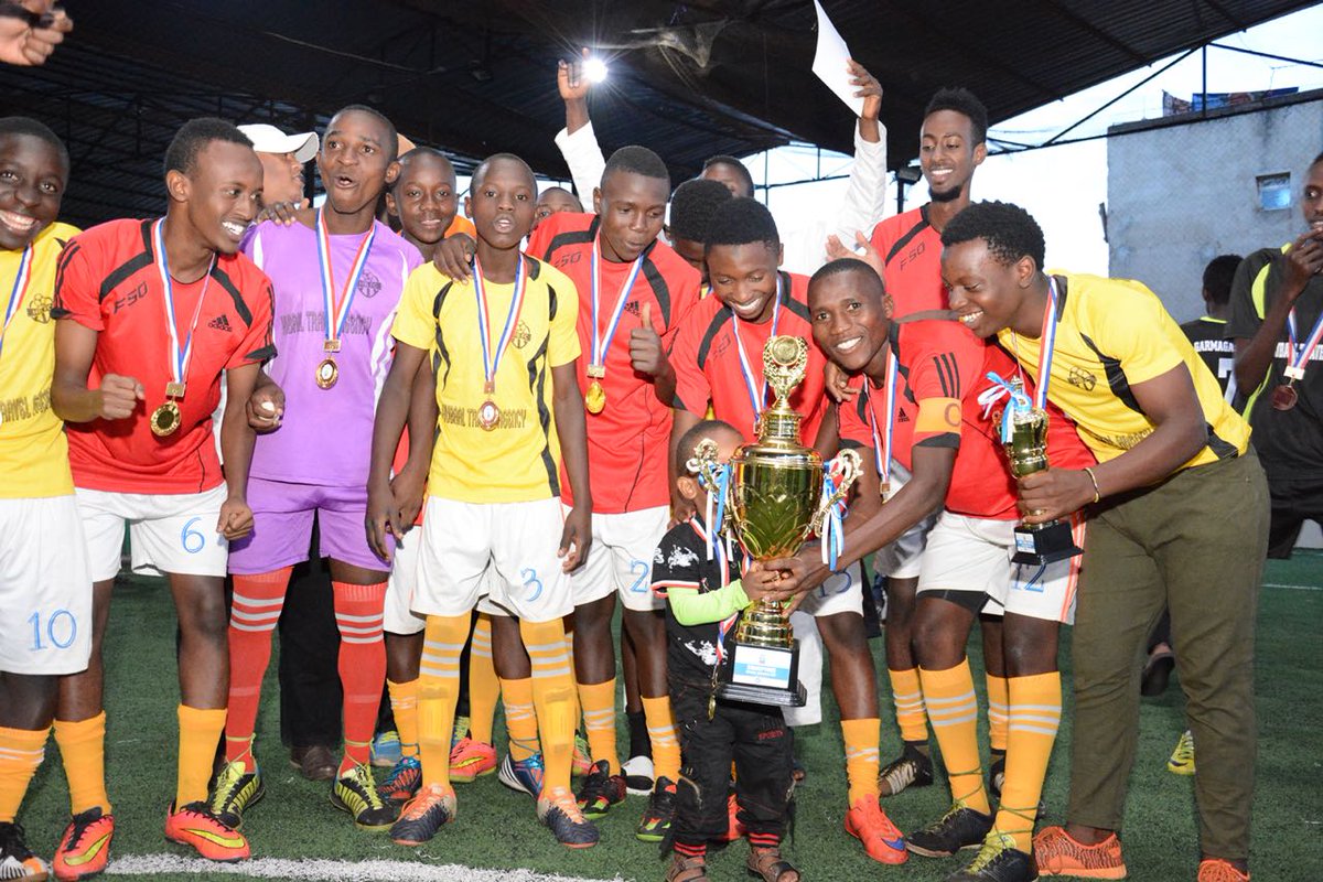 Futsal_Uganda_'s tweet photo. Futsal Juniors Cup U18 @IFCourtsU awards pictorial
MENGO CITU FUTSAL CLUB 3 - 2 BAKULI FUTSAL CLUB 
700,000/= Check to Champions 

@ymcducaale @JjunjuHamzah @OfficialFUFA @Ramhadji @rnandigobe80 @essekate @Monitor_Sport @FutsalWorldMag @CAF_Online @NTV_Omumuli @DhakabaKigongo https://t.co/EndFa0hIhI