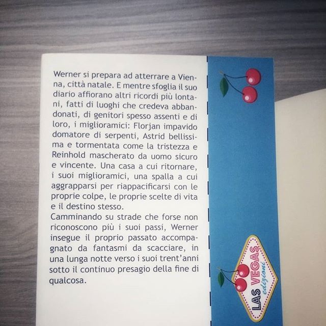 Come il figliol prodigo ritorni a casa, arrivi fino alla soglia di casa, ma dentro ci sono altre persone, e tua madre riesci a vederla solo di sfuggita, da lontano, prima che un passaggio segreto si chiuda per sempre. Allora, sempre come il figliol prodigo, festeggi con gli …