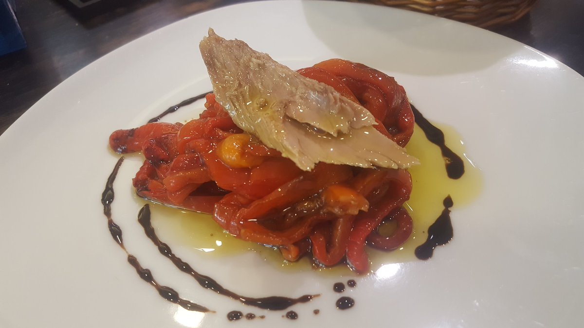 Ak47tv's tweet photo. En misa de once y comulgando en @pescaitodonosti https://t.co/PjkSNZLjGH