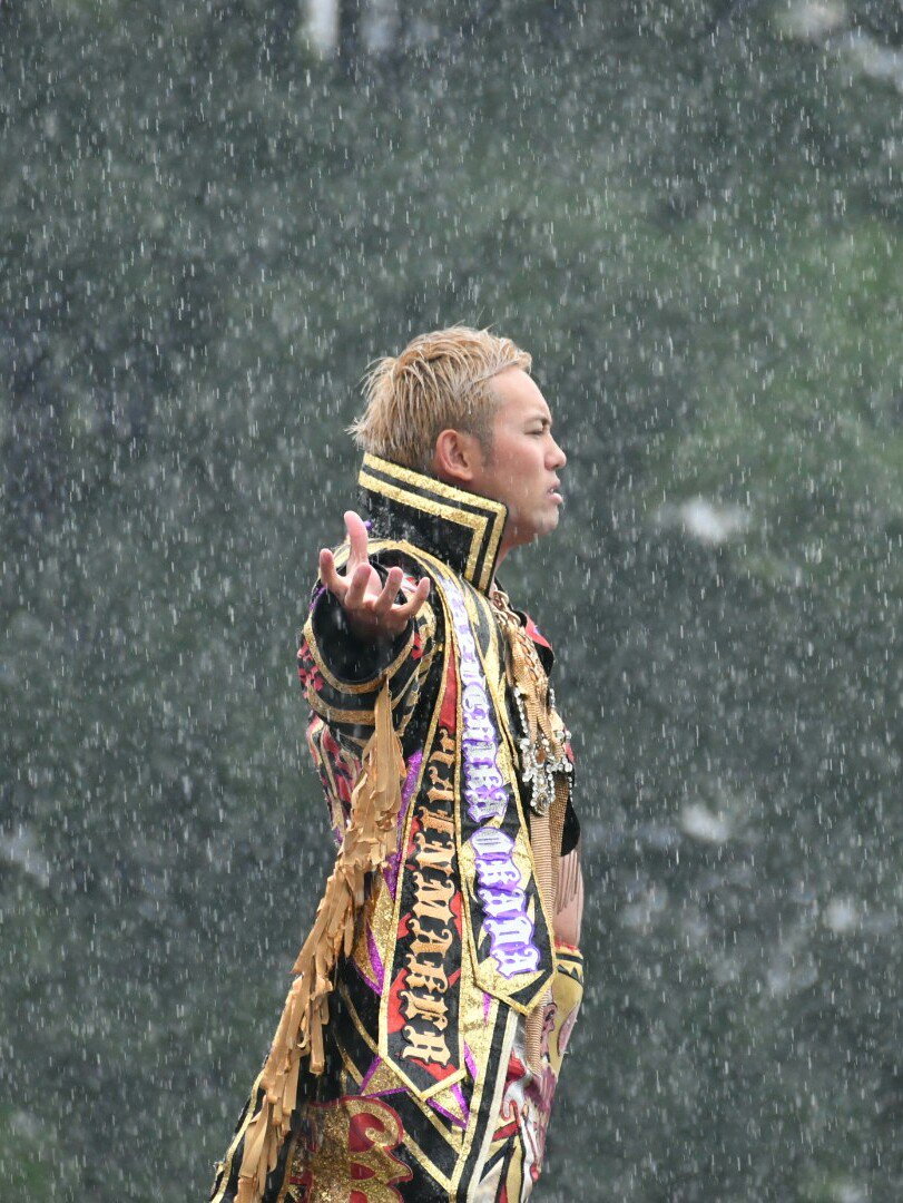 Kr7M2lOSuio6huY's tweet image. 土砂降りの雨の中
カネの雨が降りました
そしてレインメーカーポーズ
涙がでました…

オカダ・カズチカ選手

#オカダ・カズチカ
#大海賊祭