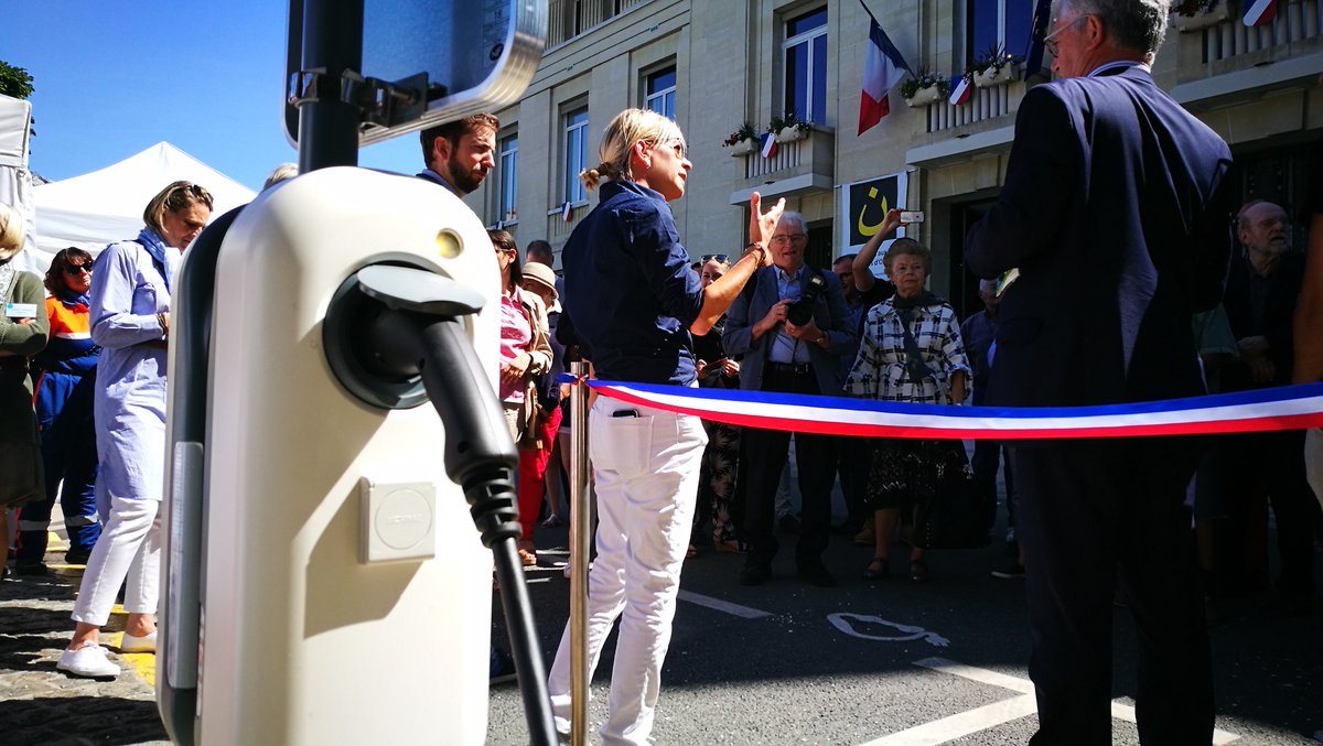 saintmande's tweet photo. Inauguration des nouvelles bornes de recharge à #saintmande au salon du déplacement durable #s2d3 #electrique https://t.co/WaQOhj0ig0
