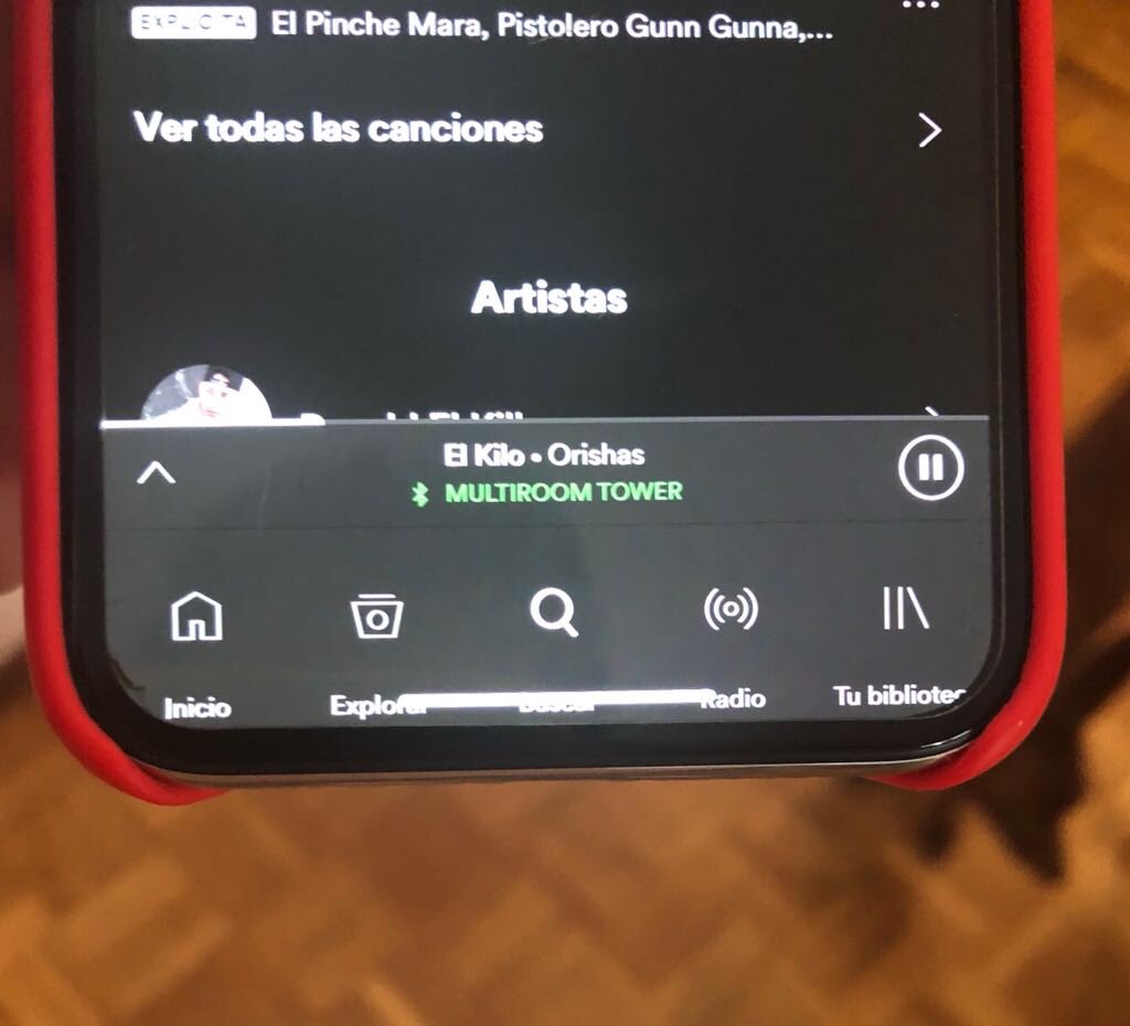 FabioKorsos's tweet photo. Creo que a @Spotify el tab bar se le quedó un poco más abajo de lo normal en el iPhone 1000 xD. https://t.co/S5GvFQQMN9