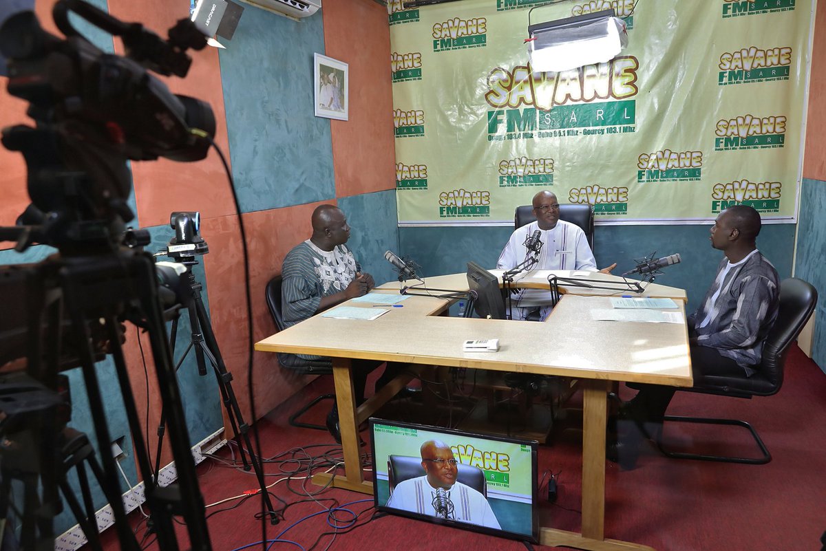 rochkaborepf's tweet image. Je me suis déplacé ce samedi matin dans les studios de la radio Savane Fm pour l'émission "100 minutes pour comprendre".
Bel exercice de transparence et de redevabilité qui m'a permis de défendre mon bilan à mi-mandat.
#BurkinaFaso
#lwili